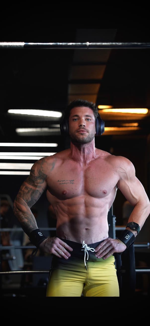 José, entrenador de JosseFitt, en el gimnasio
